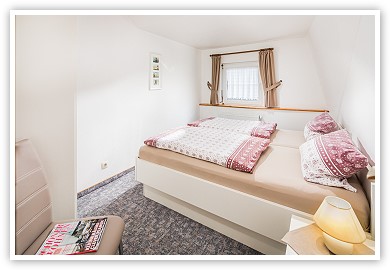 Schlafzimmer mit Doppelbetten